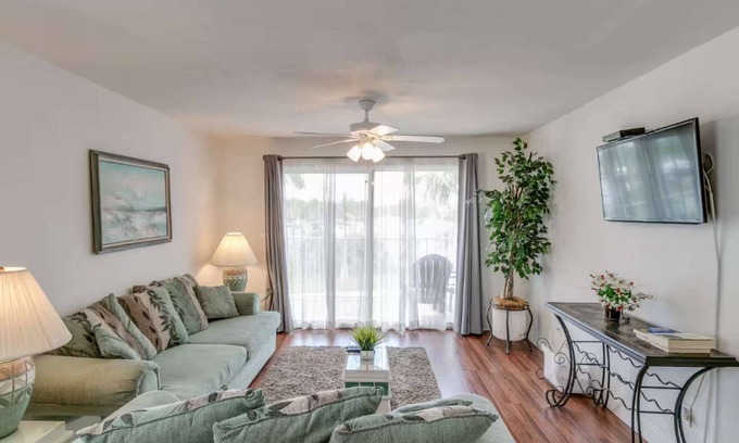 Ocean Side Village Apartamento | Charming Coastal Escape