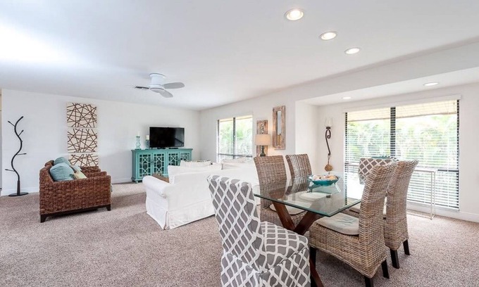 Sanibel Condominio | Charming condo located near the beach w/pool, W/D, and internet