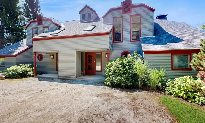 Stratton Mountain Condominio | Charming condo, mtn view, dog-friendly, pool, ping-pong, wifi, w/d, fireplace