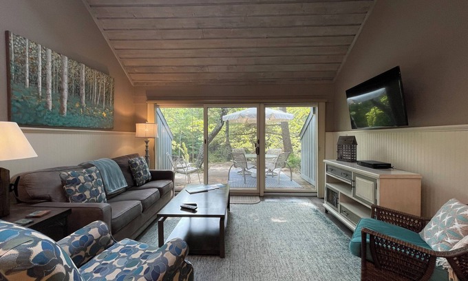 Glen Arbor Casa | Glen Arbor Condo en el río Crystal en The Homestead