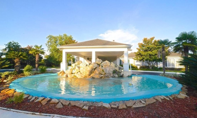 Gulf Shores Condominio | Charming Condo With Luxe Amenities Less Than 10 Minutes From the Beach