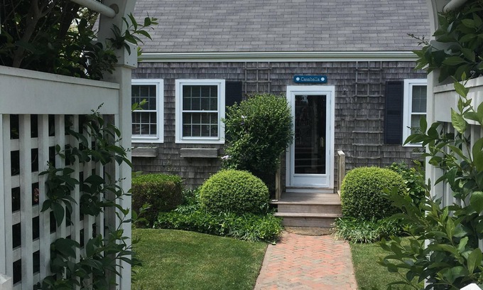 Nantucket Town Casa | Encantadora y conveniente cabaña Nantucket en la isla central en el sendero para bicicletas Surfside Beach