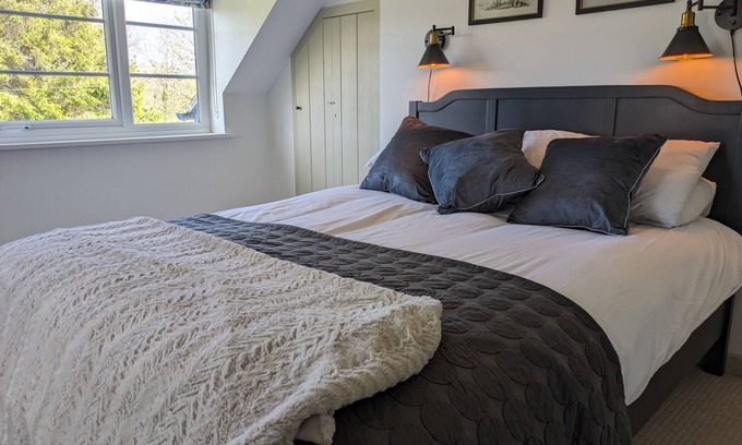 Corfe Castle Village Cabaña | Charming Corfe Castle Escape with Steam Train Views