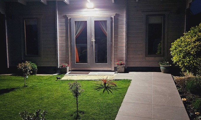 Hove Cabina | Charming & Cosy Self Contained Log Cabin, Private Entrance & Free on St Parking