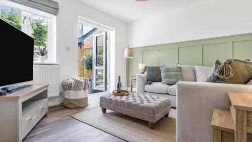 Lechlade Casa | Charming Cotswolds 2-bed cottage with garden & private parking, perfect for getaways