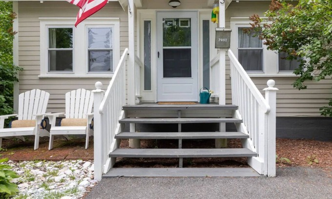 Old Orchard Beach Cabaña | Charming cottage short walk to beach!