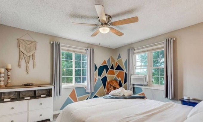 Colorado Springs Cabaña | Charming Cottage 2-Min Walk to Red Rock Open Space and close to all activities!