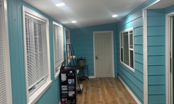 Huntington Beach Cabaña | Charming cottage, 2 min walk to sand Huntington Beach with AC, WiFi, Pool, Gym.