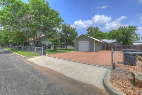 Fredericksburg Casa | Charming Cottage-3 Mins to Downtown-Pet Friendly!