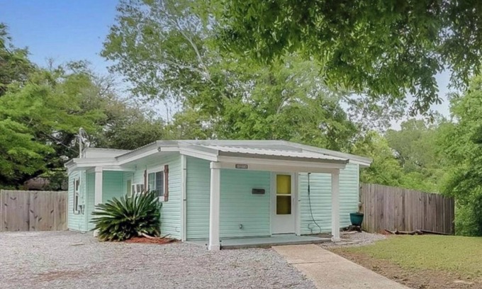 Gulfport Casa | Charming Cottage, a Walk to the beach!