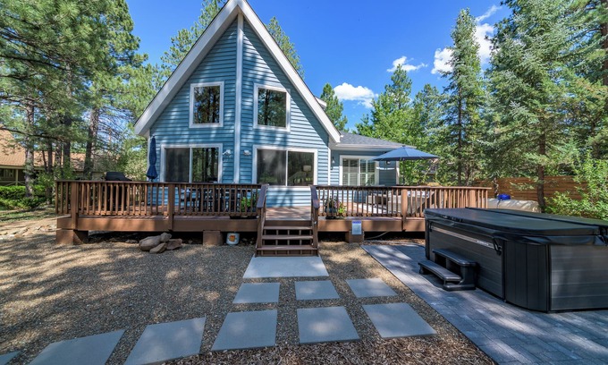 Munds Park Cabaña | Charming Cottage-Backs the Nat.Forest with Spa, AC/Heat, Fire Pit and Game Room!