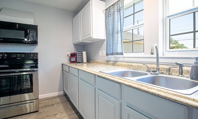 East Biloxi Cabaña | Charming Cottage blocks from the Beach & Casinos
