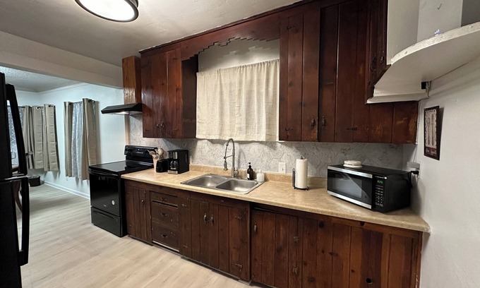 Biggs Field Cabaña | Charming cottage by Ft Bliss & US 54, WiFi, Private parking in delightful ElPaso
