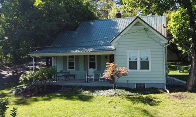Huntingdon Cabaña | Charming cottage close to Juniata College overlooking historic Huntingdon