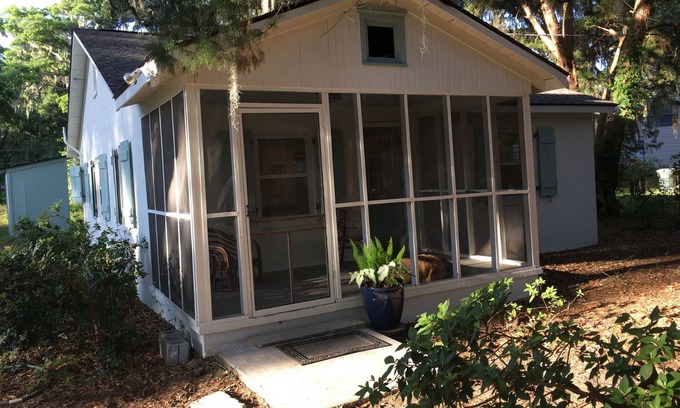 Savannah Cabaña | Cottage con Encanto - Completamente renovado. Cerca del centro de Savannah y Tybee