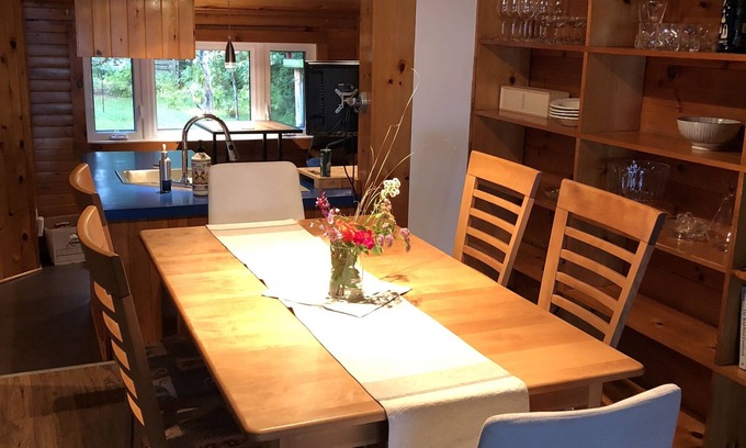 Pointe-Lebel Chalet De Esquí | Charming cottage directly on the beach at Pointe-Lebel.
