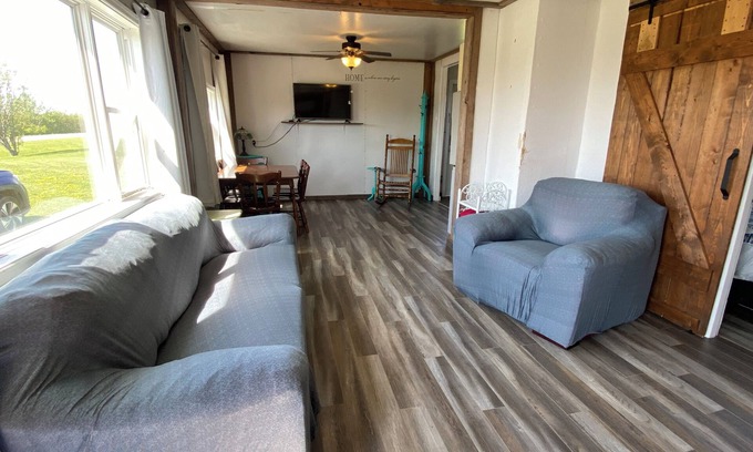 Mayfield Cabaña | Charming Cottage Escape: Cozy Retreat in Mayfield Near Cavendish!