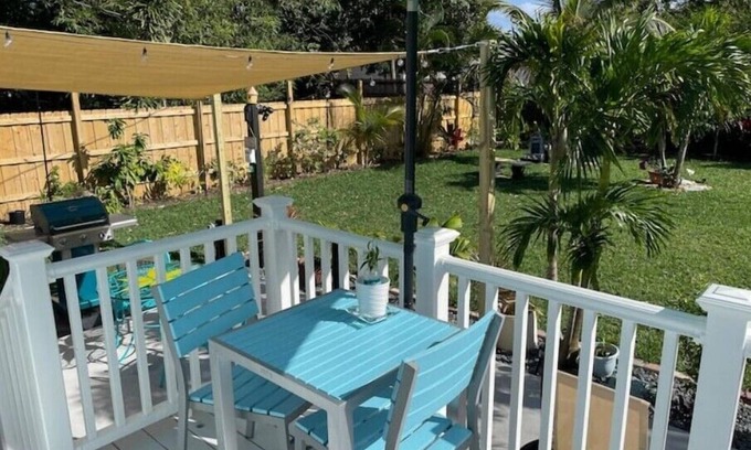 Delray Beach Cabaña | Charming cottage, fast WIFI, dog OK, Fenced & Gated, walk to Ave, 8 min to beach