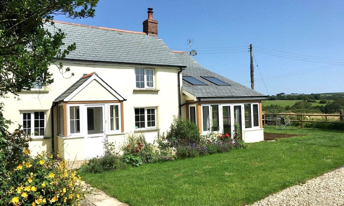 Hollacombe Cabaña | Charming Cottage for 5 near Dartmoor, Beach, Pub
