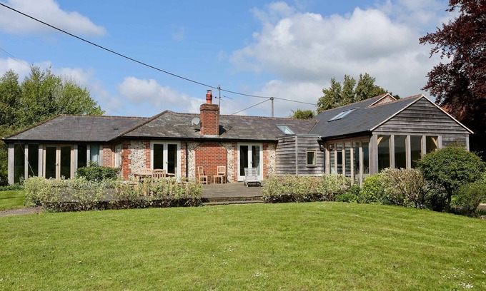Eartham Casa | Charming Cottage for 10 in Heart of South Downs