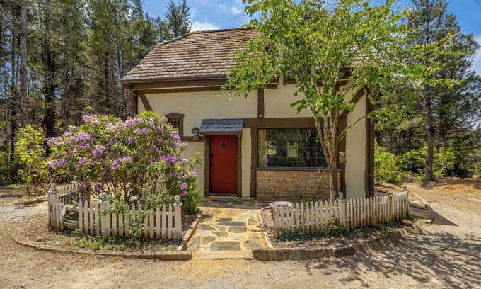 Mendocino Cabaña | Charming cottage in beautiful Mendocino with WiFi