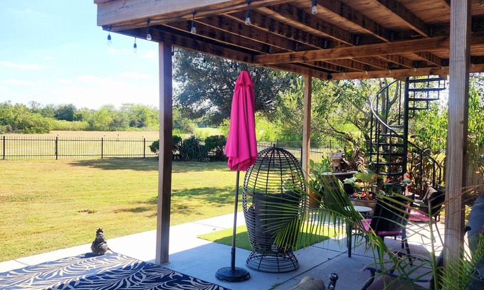 Cypress Cabaña | Charming cottage in Cypress with lake view ,WiFi, AC and relaxing outdoor patio.