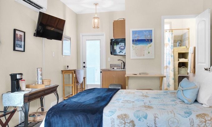 East Pensacola Heights Cabaña | Charming cottage in fabulous Pensacola just steps from the water with water view