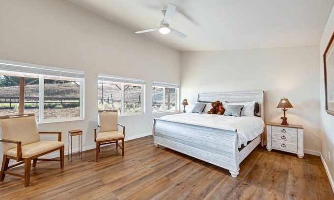 Petaluma Cabaña | Charming cottage in Petaluma, outside historic downtown 9 acres with great views