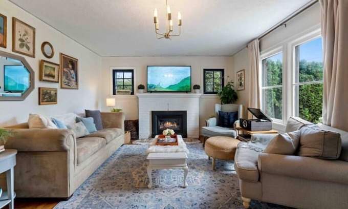 Downtown Vancouver Casa | Charming cottage in the city; walk to Main Street