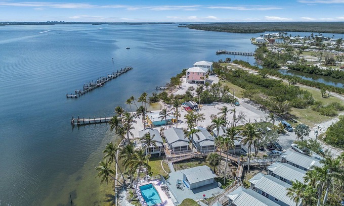 Matlacha Condominio | Charming Cottage in the Heart of Matlacha – Walk to Shops & Bay Views!