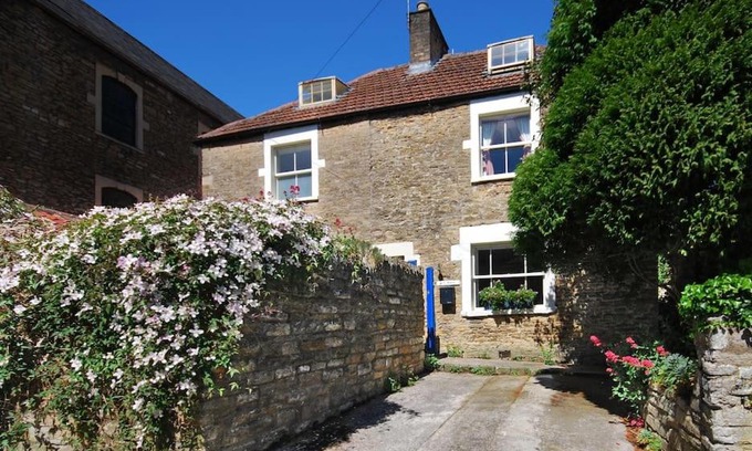 Frome Casa | Charming Cottage in the Heart of Frome with parking
