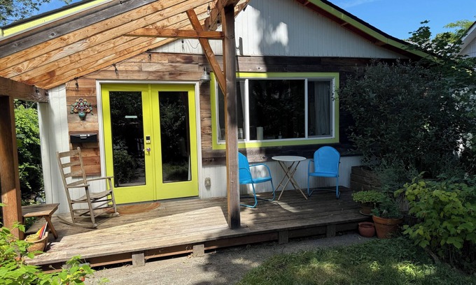 Woodlawn Cabaña | Charming cottage in walkable/ bikable ‘hood to shops and restaurants w/ WiFi, AC