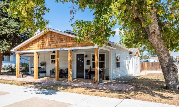 Louisville Casa | Charming cottage located in historic downtown Louisville.