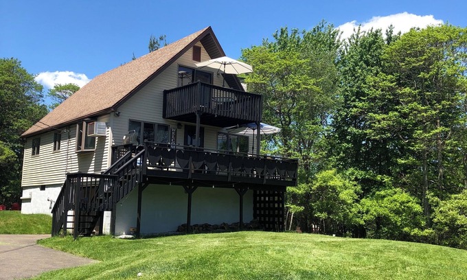Long Pond Cabaña | Charming Cottage on a hill by Camelback and Kalahari