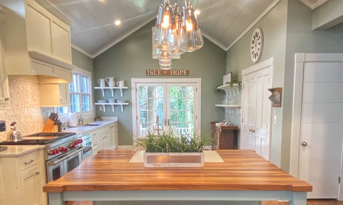 Isle of Hope Historic District Casa | Charming Cottage on Isle of Hope