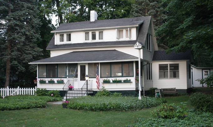 Douglas Cabaña | Cottage con Encanto en Lakeshore Drive