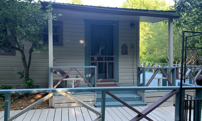 Brimfield Cabaña | Charming cottage on private lake