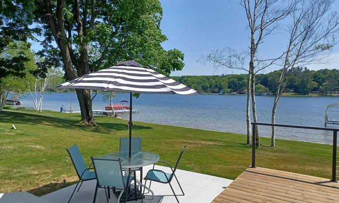 Shelby Cabaña | Charming Cottage on Stony Lake in Shelby, Michigan with AC, WiFi