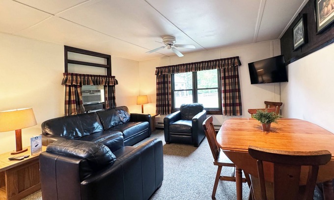 Reeders Cabaña | Charming Cottage on Private Resort in the Poconos