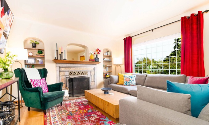 Port Angeles Cabaña | Charming Cottage Retreat - with Hot Tub, Sauna & 5 min walk to town!