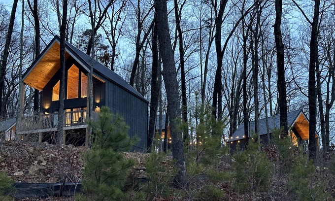 Gatlinburg - Pigeon Forge Cabaña | Charming Cottage Retreat - Last Minute Deals!