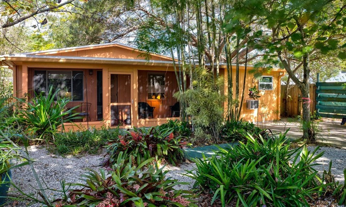 Park East Casa | Charming Cottage short distance to Downtown Sarasota