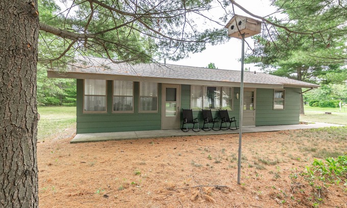 Arkdale Casa | CHARMING COTTAGE STEPS FROM CASTLE ROCK LAKE - PET FRIENDLY