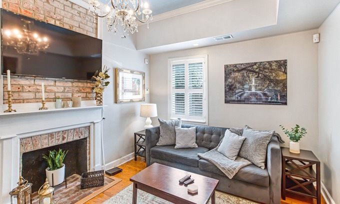 Historic Downtown Savannah Cabaña | Quédate con Lucky Savannah: ¡una cabaña de un dormitorio a pocos pasos del parque Forsyth!