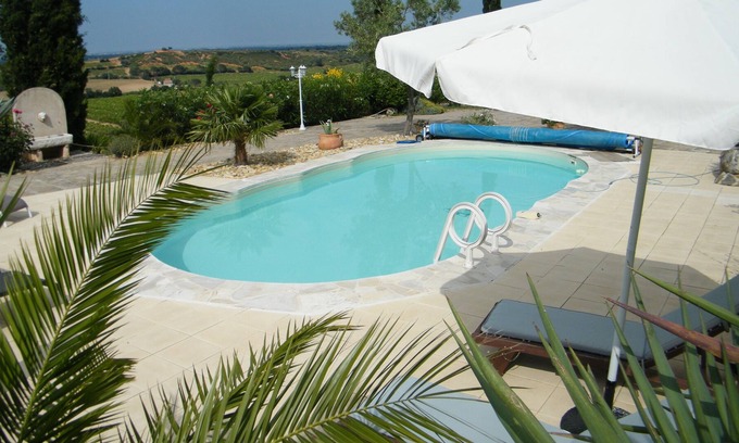 Montauriol Apartamento | Encantadora casa-estudio para 2/3 personas en una casa de campo de carácter con vistas panorámicas.