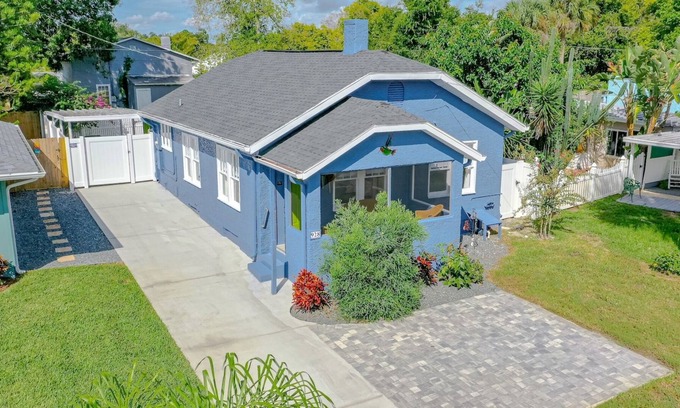 Holly Hill Casa | Charming Cottage: Minutes to Beach