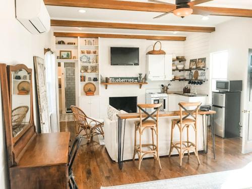 Columbia Casa | Charming Cottage w KING Bed 1m To Downtown