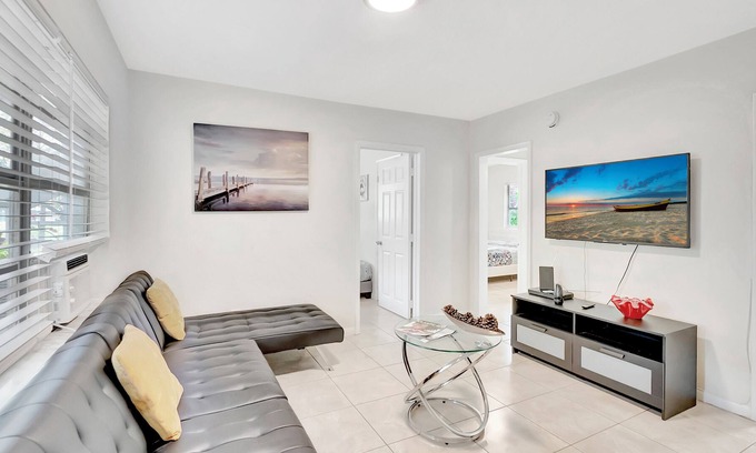 Delray Beach Cabaña | Charming Cottage, walk to Atlantic, pets welcome
