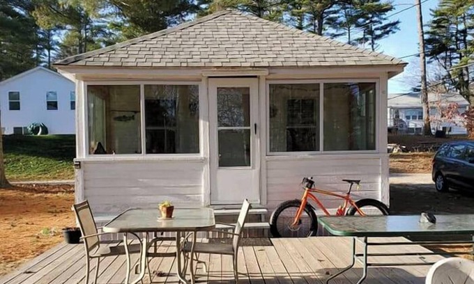 Raymond Cabaña | Charming Cottage w/ Water Access on Crescent Lake - Perfect Couple’s Getaway!