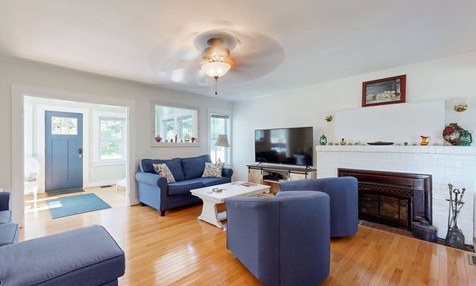 Ellsworth Cabaña | Charming Cottage with Cozy Comfort and Easy Access to Outdoor Adventures